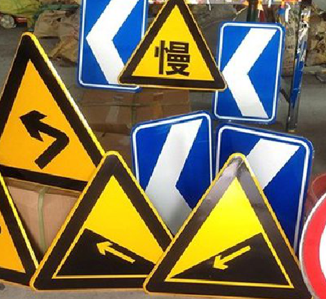 黄冈标识标牌中颜色的确定是很重要的。